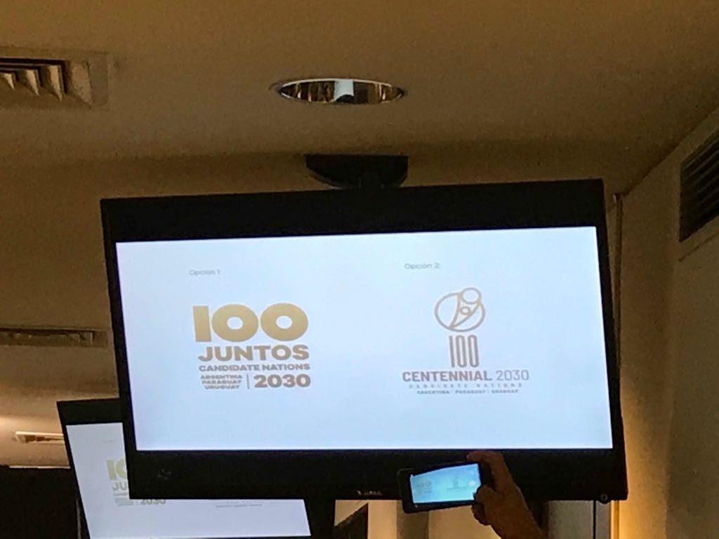 Las dos propuestas de logo a evaluar por la comisión para la postulación al Mundial 2030. Foto: @SCpresidenciauy.