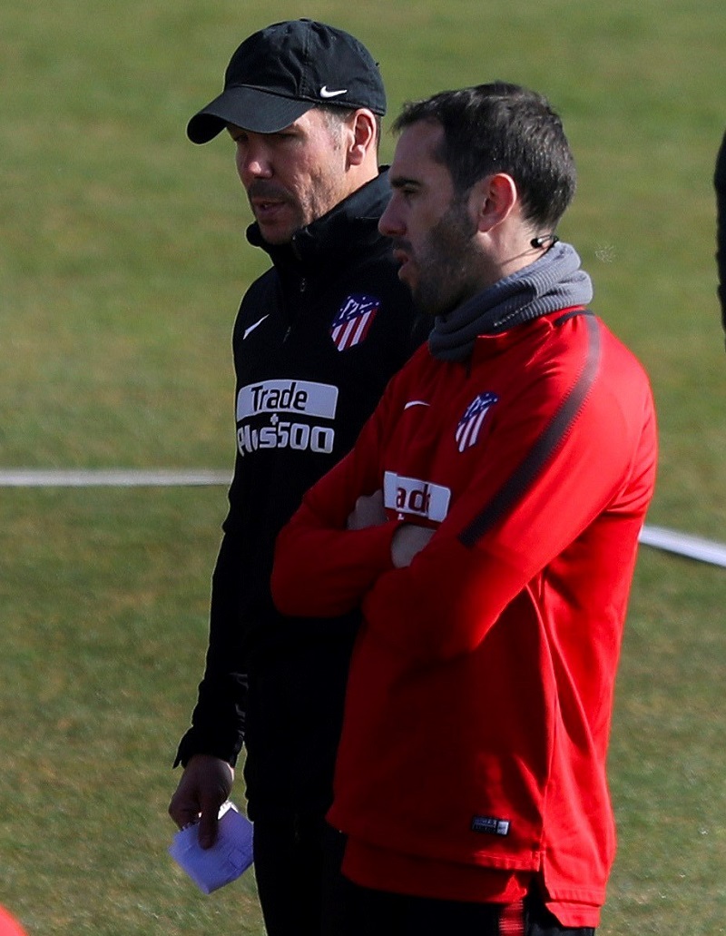 Diego Simeone y Diego Godín en el entrenamiento del Atlético. Foto: EFE