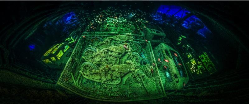 Motocicletas en un camión en la plataforma de carga del navío militar británico hundido Thistlegorm. Foto: Tobias Friedrich/UPY 2018