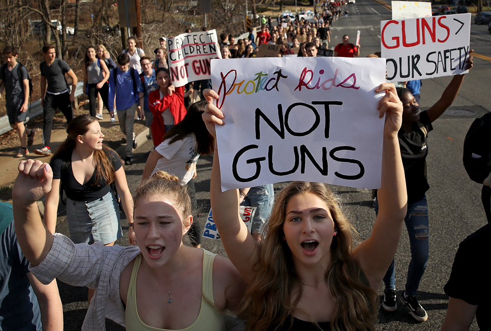 Estudiantes reclaman prohibir la venta libre de armas. Foto: AFP
