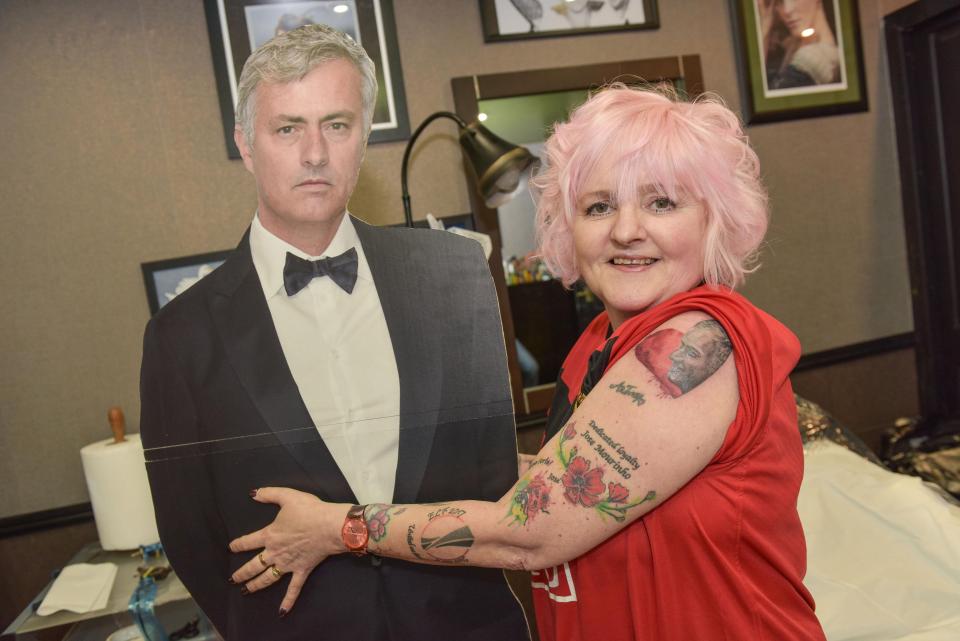 Esta abuela es fanática de Mourinho. Fotos: Carters News Agency
