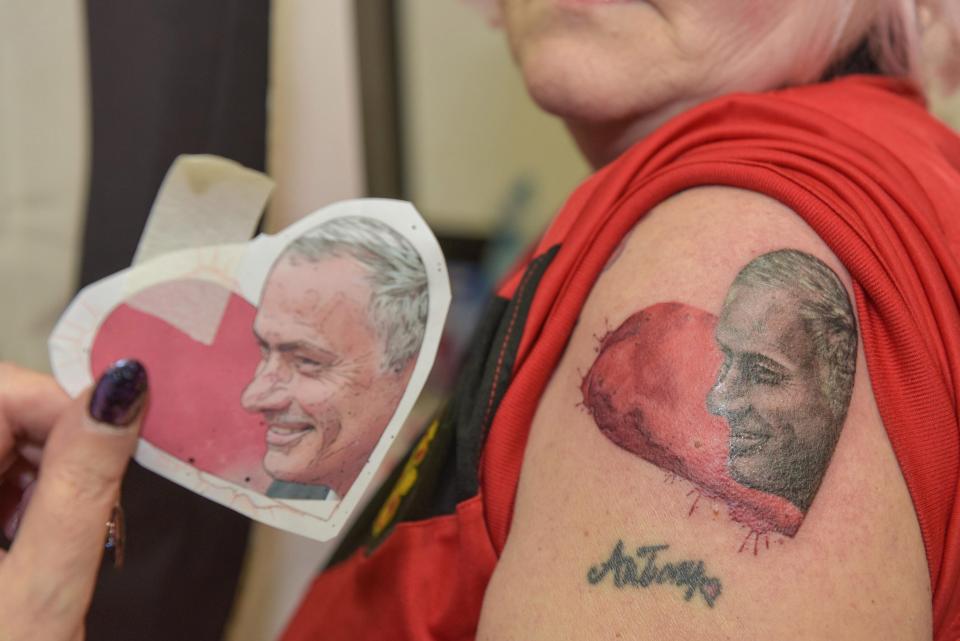 Esta abuela es fanática de Mourinho. Fotos: Carters News Agency