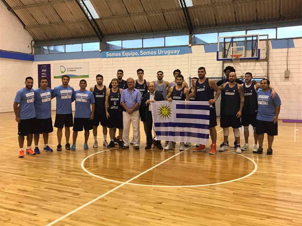 La selección uruguaya de básquetbol recibió el Pabellón Nacional. Foto: Enrique Arrillaga.