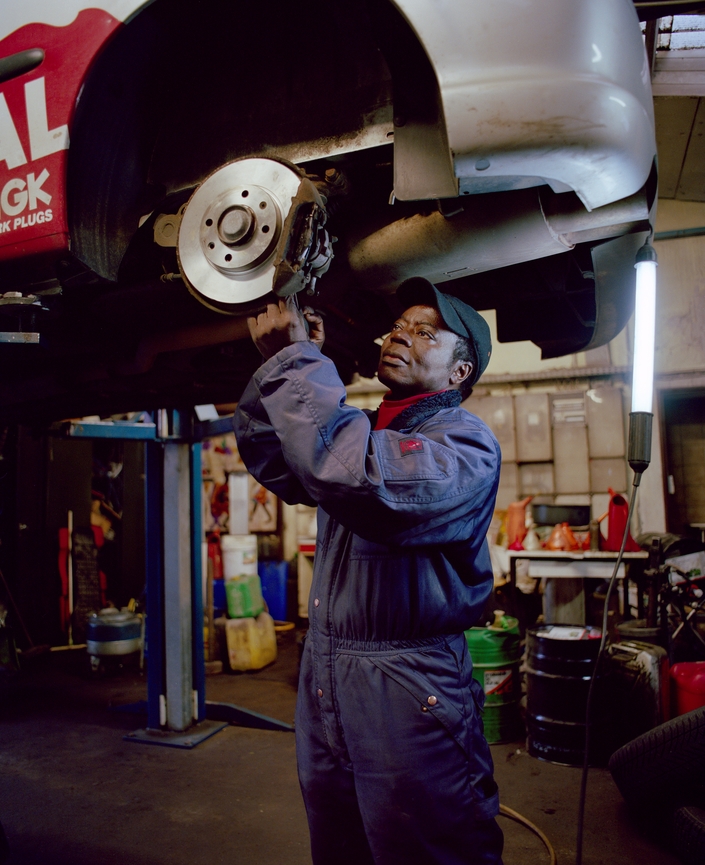 En su taller mecánico de autos en Alemania.