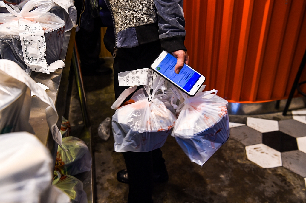 Cambio de perfil. Este servicio ha hecho que muchos restaurantes se han convertido en "simples centros de producción". (Foto: AFP)