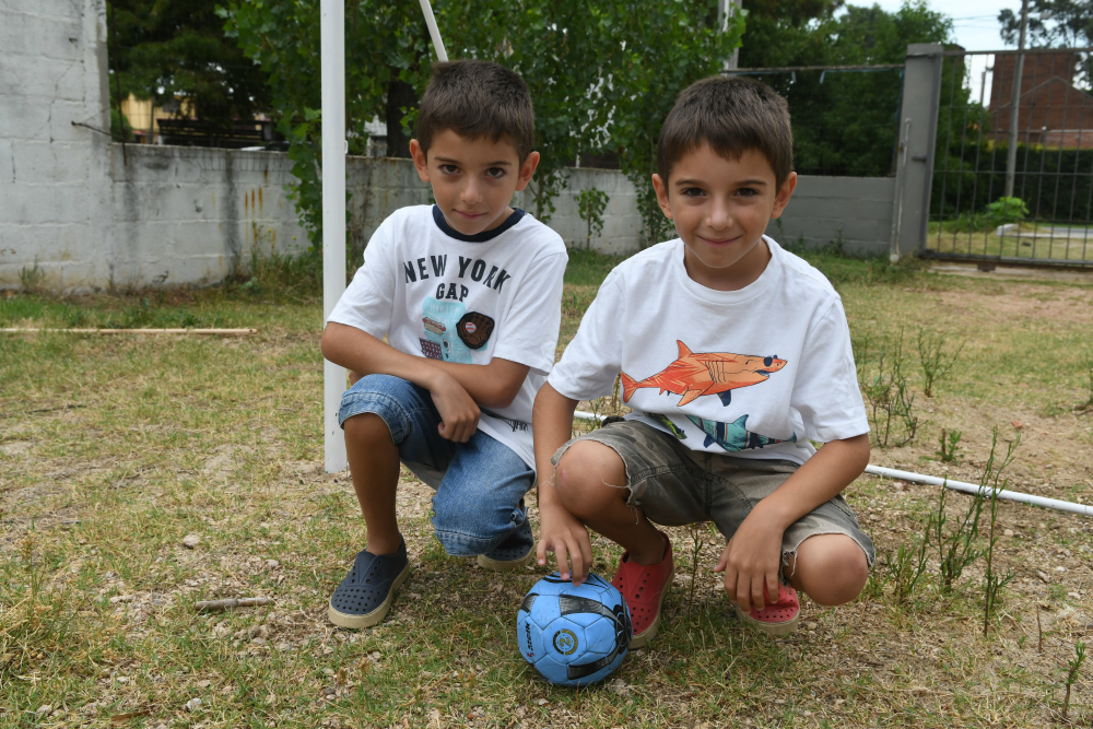 Martín y Felipe Benites comparten la pasión por el fútbol. Foto: Ariel Colmegna