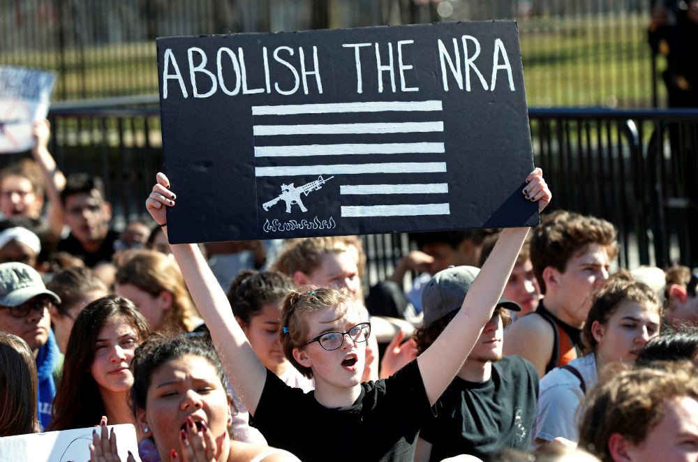 Estudiantes encabezan la marcha contra la venta libre de armas. Foto: Reuters