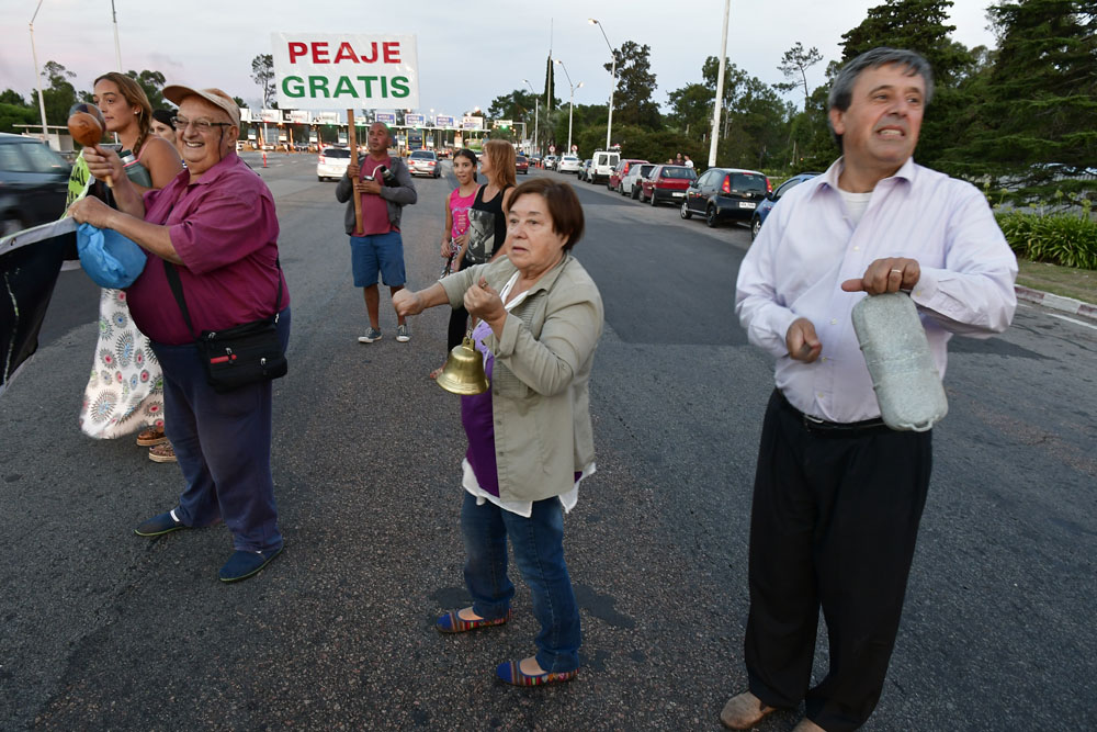 Los residentes permanentes de la zona se hicieron sentir con campanas y carteles. Foto: Fernando Ponzetto