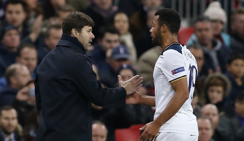 Mauricio Pochettino saludando a Mousa Dembélé. Foto: Reuters