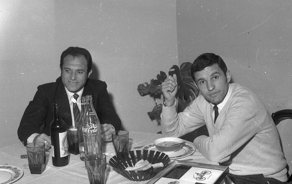 Los argentinos Ermindo Onega y Luis Artime comparten una cena: jugaron juntos en River y la selección albiceleste. Foto: Archivo El País