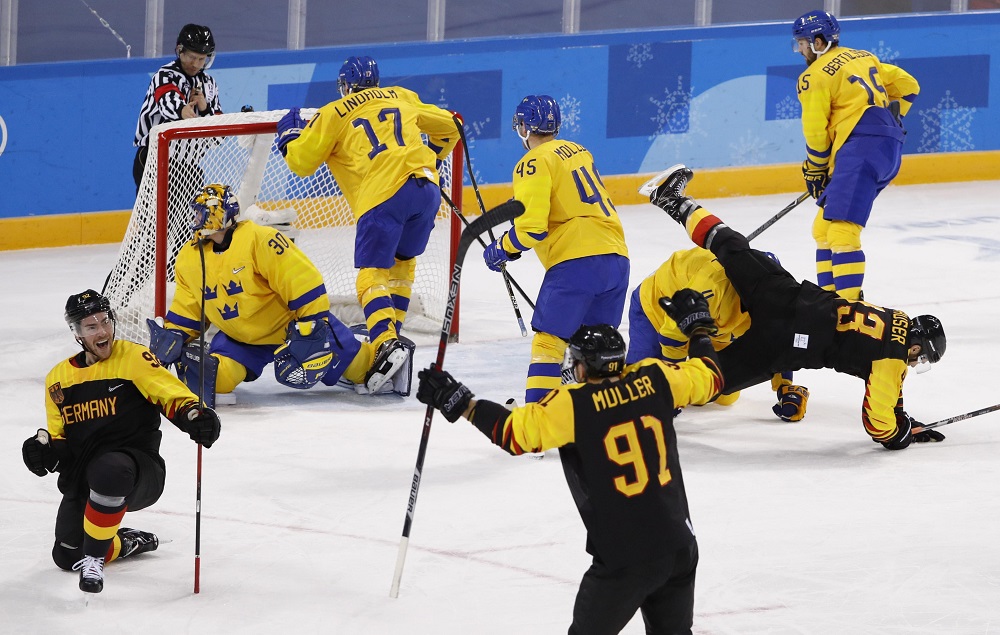 Punto. Alemania acaba de convertir ante Suecia y lo celebra. Foto: Reuters