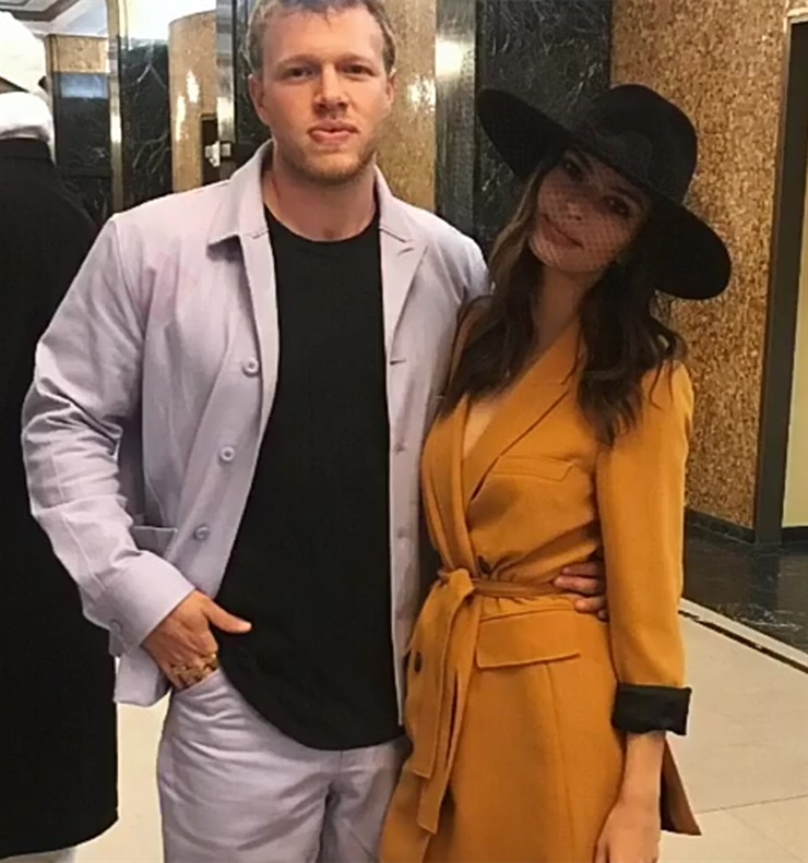 Emily Ratajowski y Sebastian