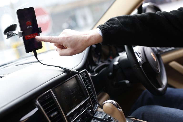 El Porsche que se maneja con un Huawei. Foto: AFP