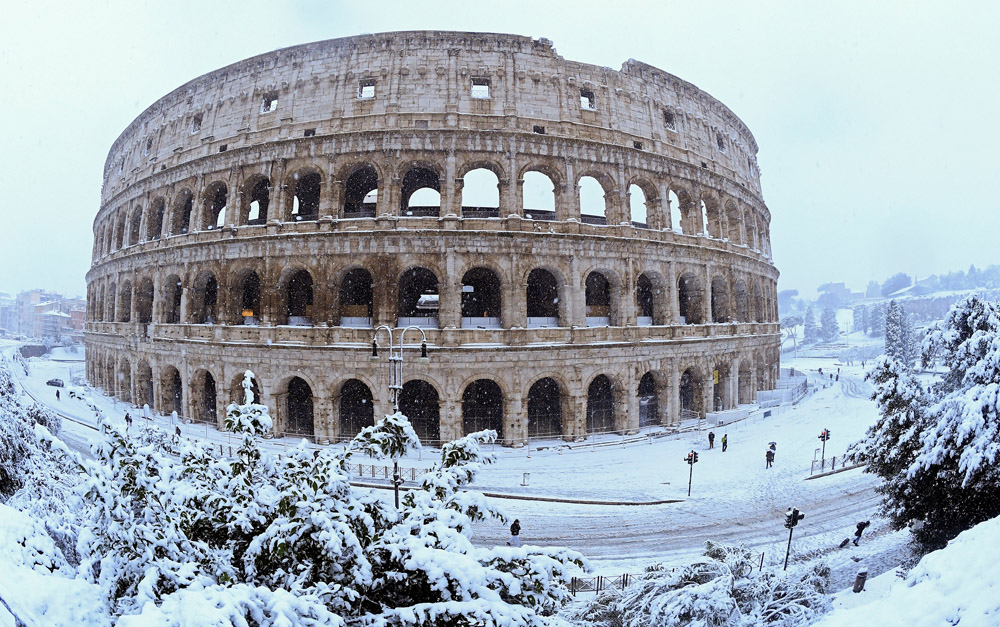 A pesar de las dificultades del tráfico, los romanos y turistas están disfrutando de la inusual nevada. Foto: Reuters