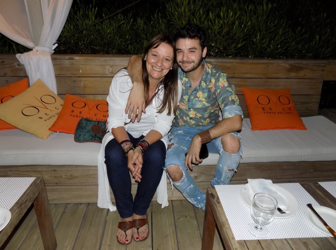 Agustín junto a su mamá Lourdes durante el rodaje del videoclip en Ovo Beach.