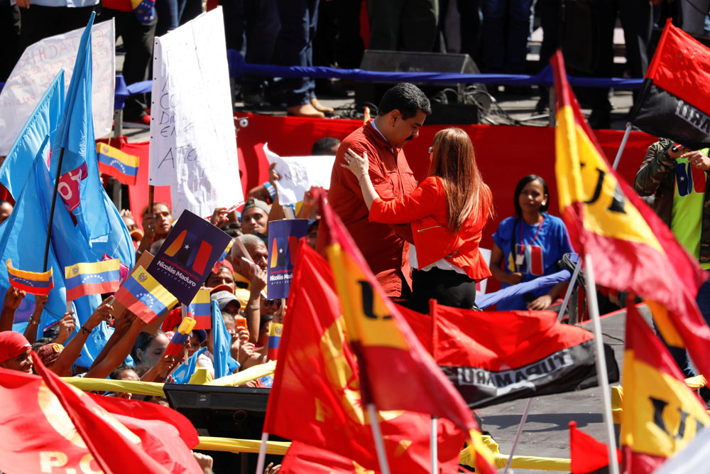 Maduro bailando con su esposa Cilia Flores en el acto de lanzamiento de su campaña. Foto: Reuters