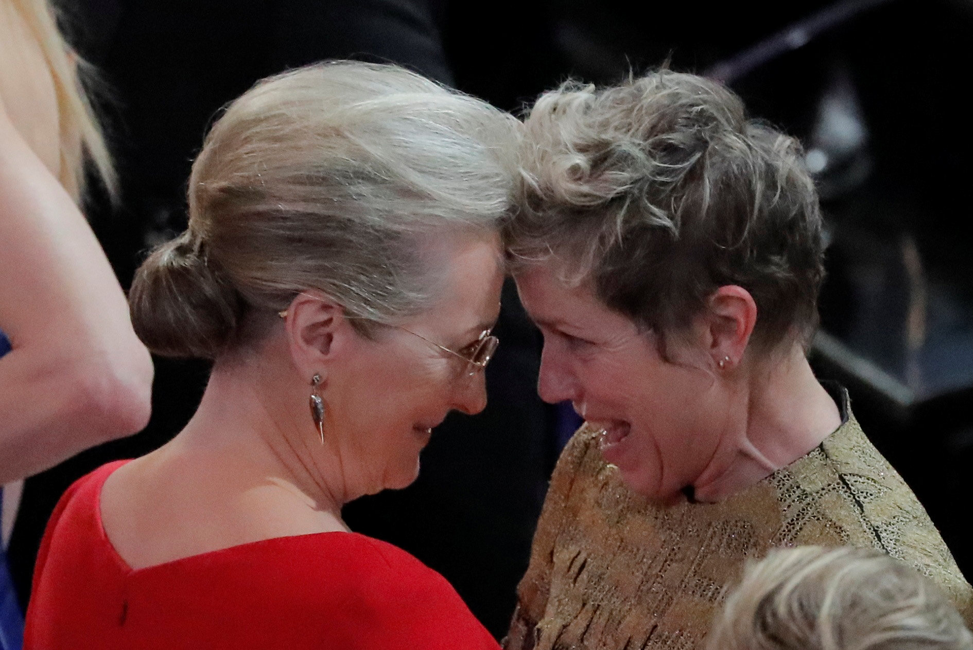 Meryl Streep felicita a Frances McDormand luego de ganar su Oscar como Mejor Actriz. Foto: Reuters