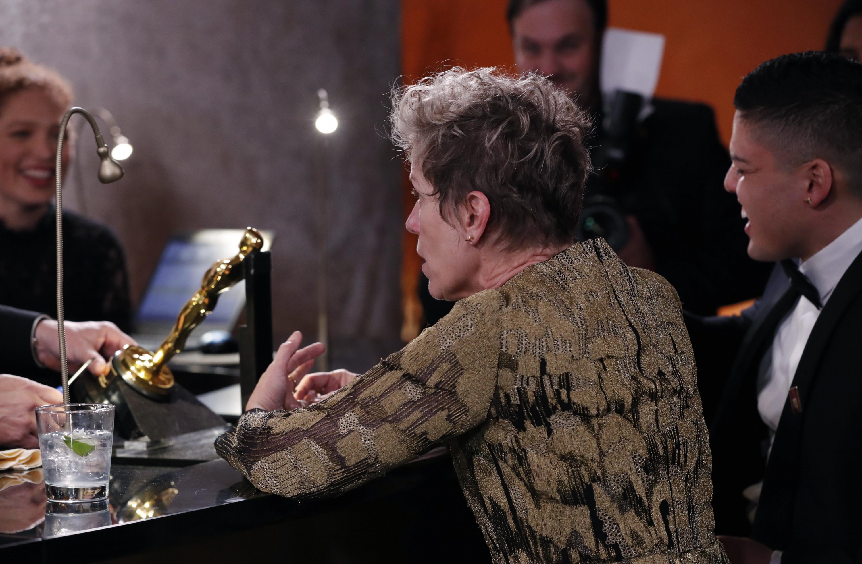 Frances McDormand y Pedro McDormand Coen esperan que le graben el nombre a la estatuilla de la Mejor Actriz. Foto: Reuters