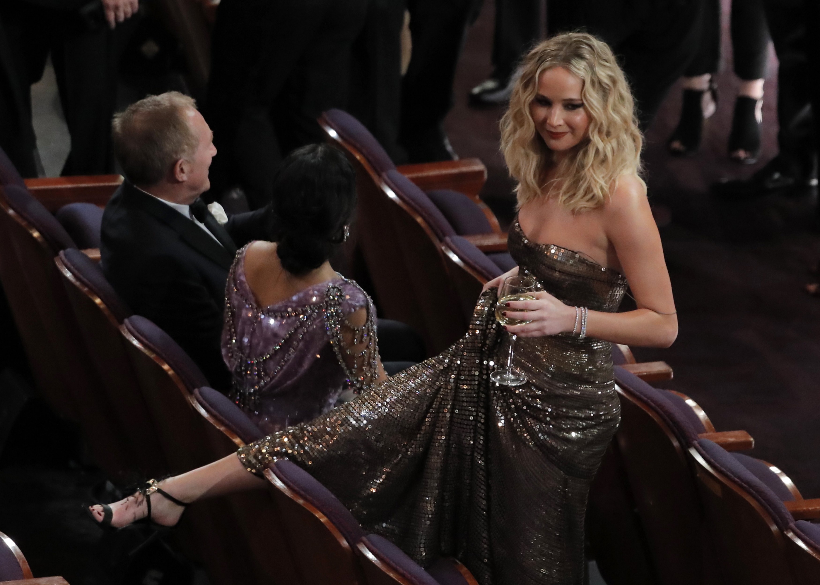 Jennifer Lawrence descontracturada. Foto: Reuters