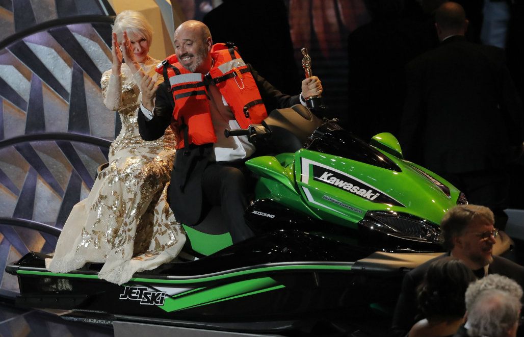 El ganador de mejor vestuario y Helen Mirren celebran sobre un jetski. Foto: Reuters