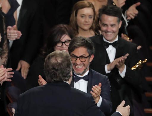 Gael García Bernal saluda a Guillermo del Toro. Foto: Reuters