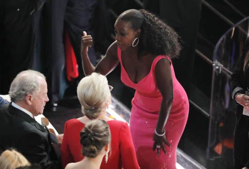 Viola Davis charla con Merryl Streep. Foto: Reuters