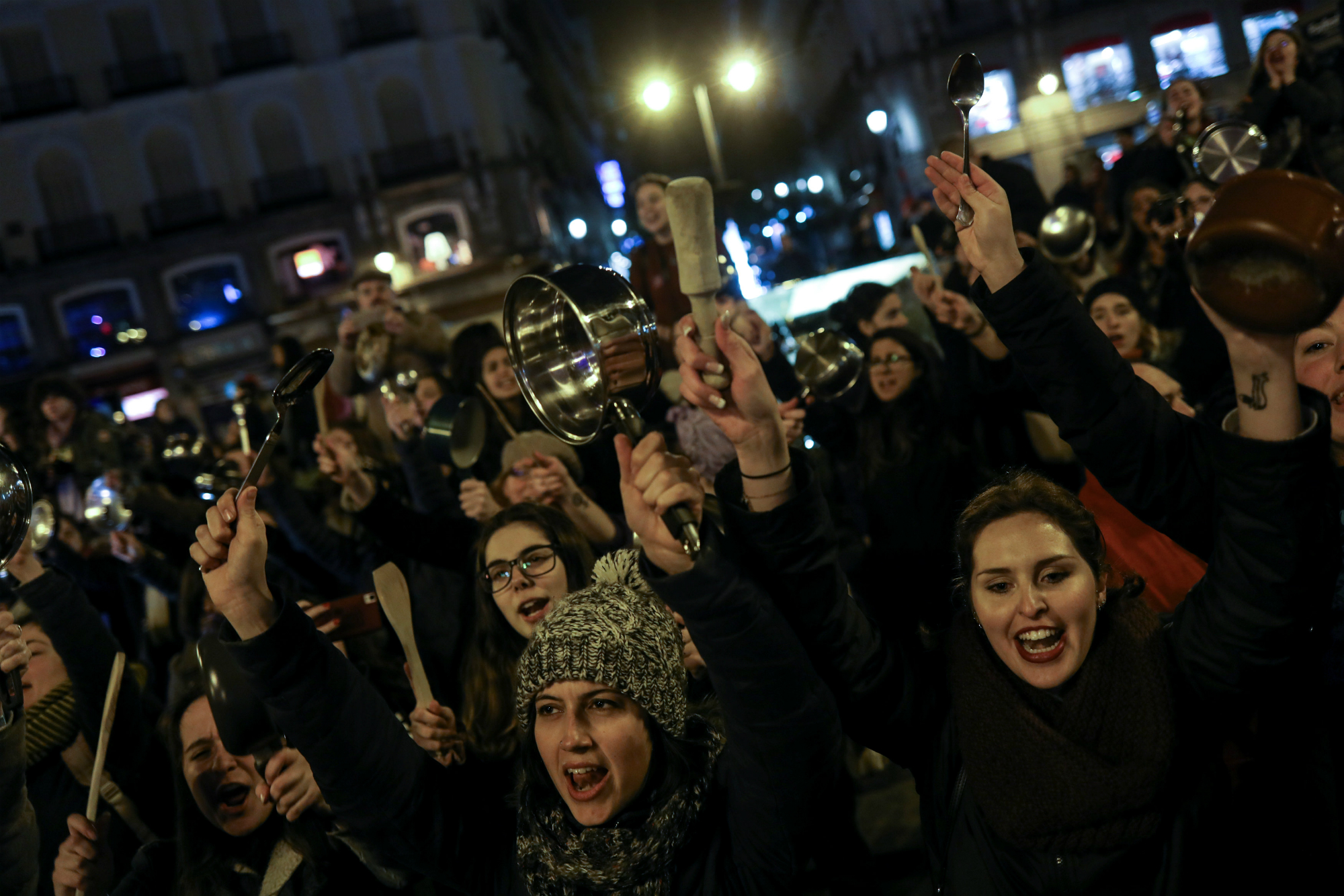 Cacerolazo feminista en la madrugada del 8M frente a la Puerta del Sol en Madrid, España. Foto: Reuters.