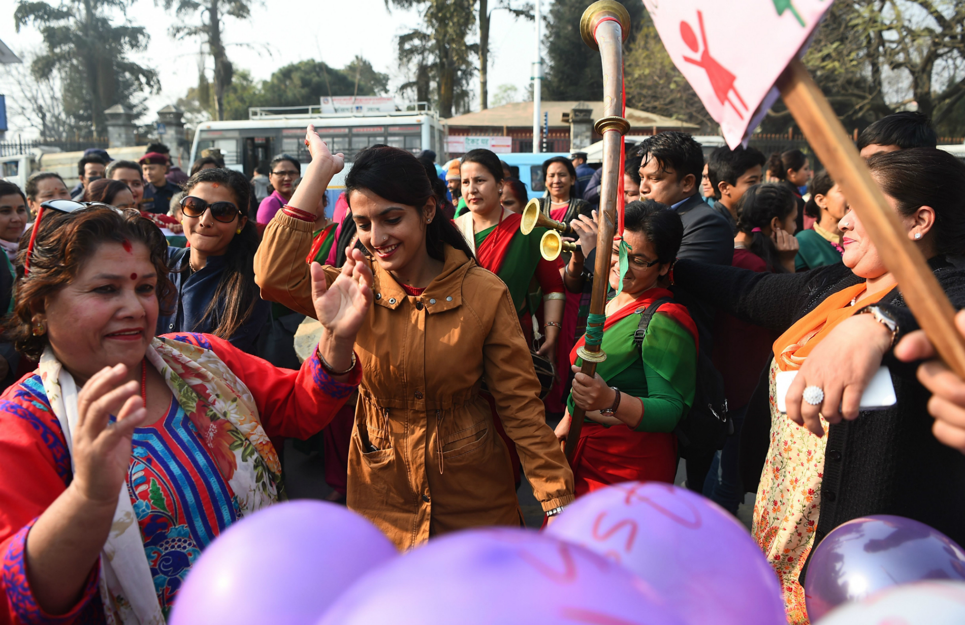 Mujeres nepalíes bailan en la manifestación por el 108° aniversario del Día de la Mujer Trabajadores, en Katmandú. Foto: AFP.