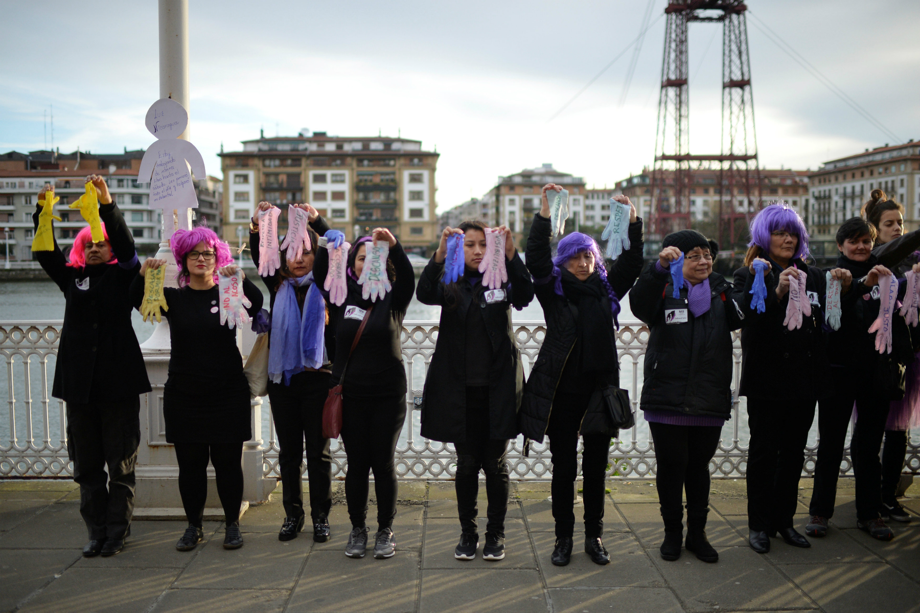 Mujeres españolas protestan con guantes de látex en Portugalete. Foto: Reuters.