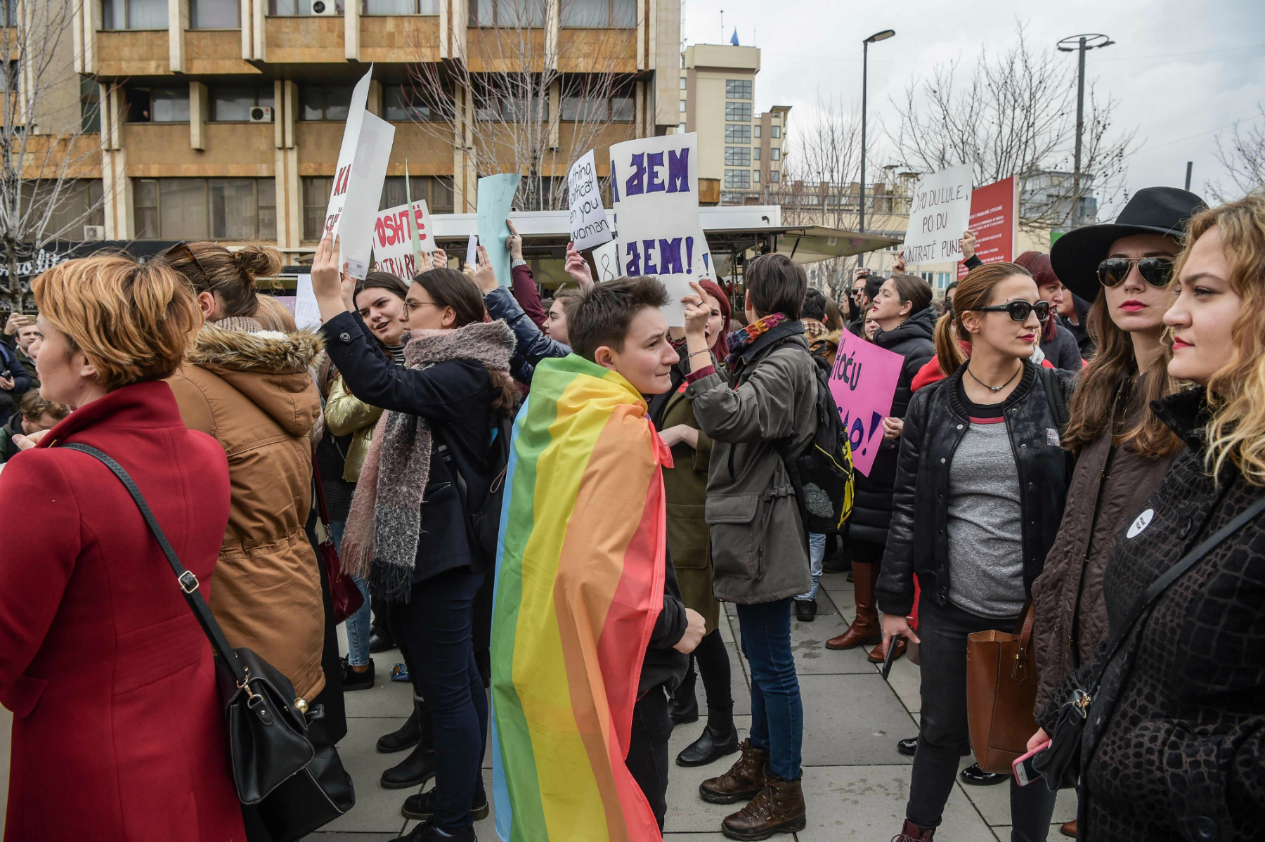 Activistas LGBT en una manifestación en Kosovo. Foto: AFP.