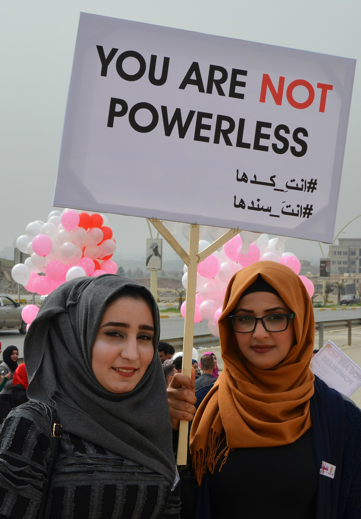 Ocho meses luego de que Mosul fuera liberada de la ocupación del ISIS, mujeres iraquíes se manifiestan con una pancarta. Foto: AFP.