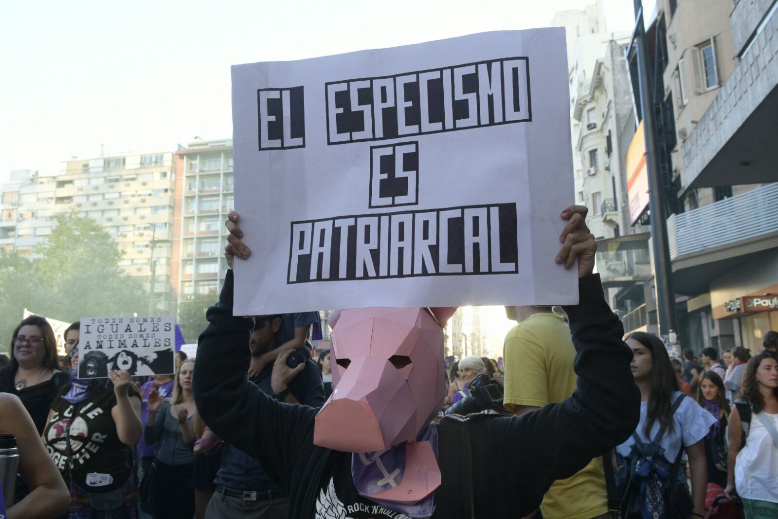 Reivindicaciones de las mujeres durante la marcha en el Día de la Mujer. Foto: Marcelo Bonjour