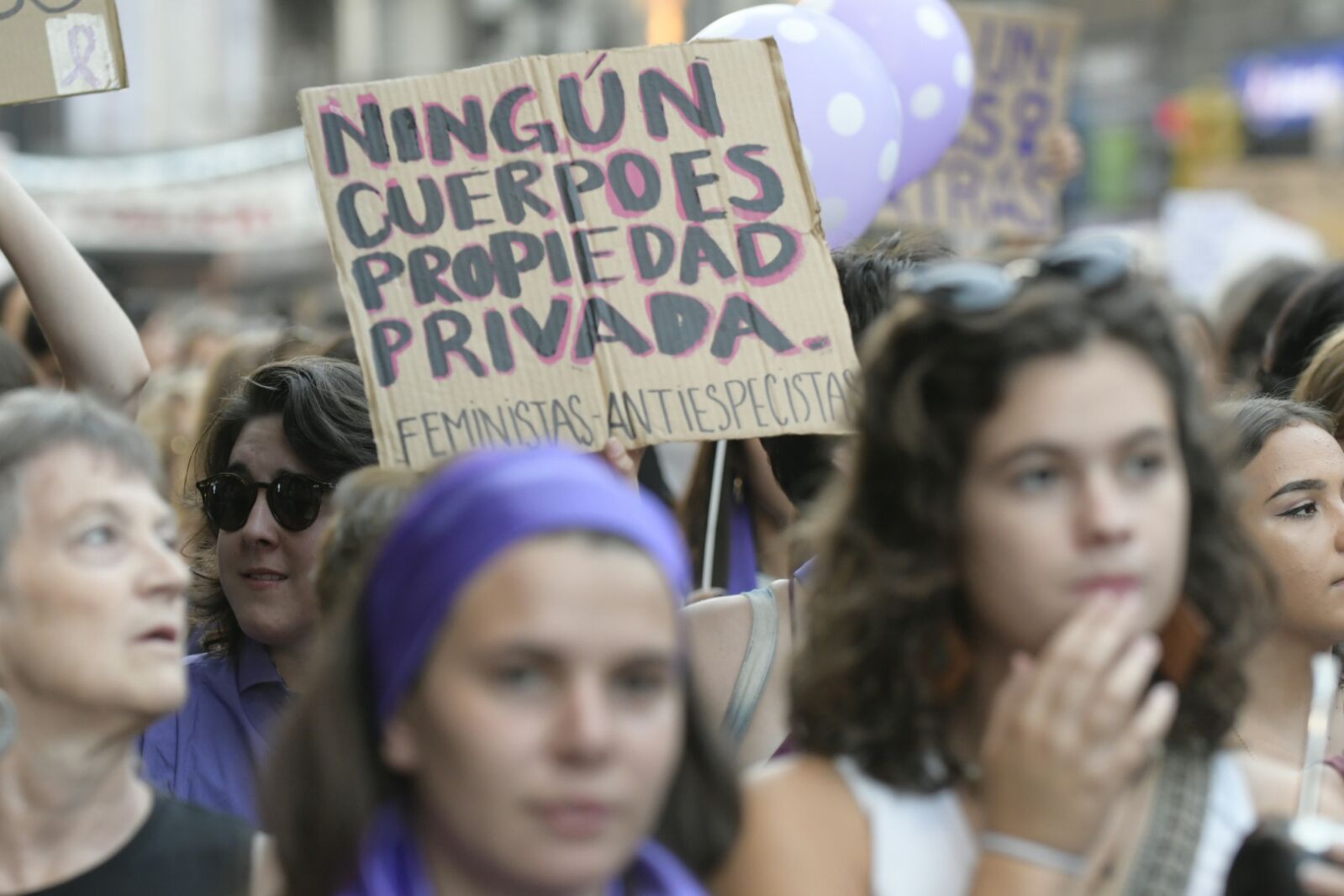 Reivindicaciones de las mujeres durante la marcha en el Día de la Mujer. Foto: Marcelo Bonjour