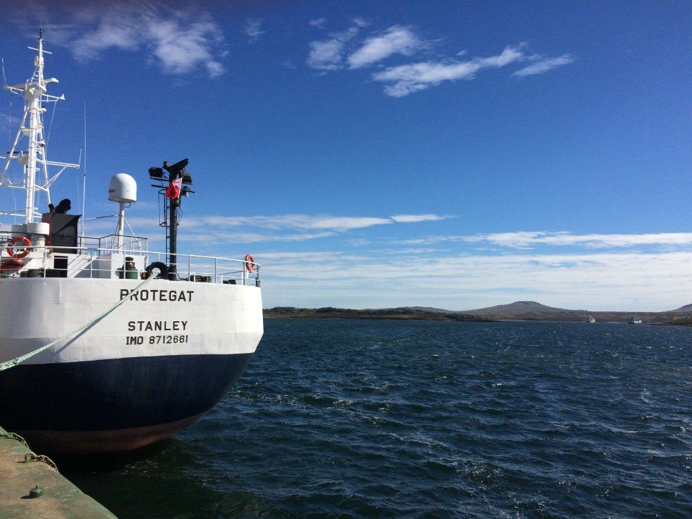 Barco en el puerto de Stanley. Foto: Mathias Da Silva