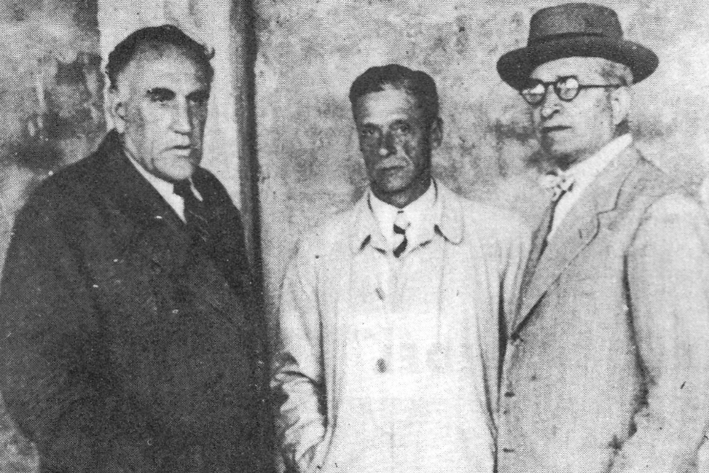 Celestino Mibelli, a la derecha, con sombrero y paraguas, a comienzos de la década de 1950 junto al entonces presidente de la AUF César Batlle Pacheco y el expresidente de Nacional Rodolfo Gorriti.