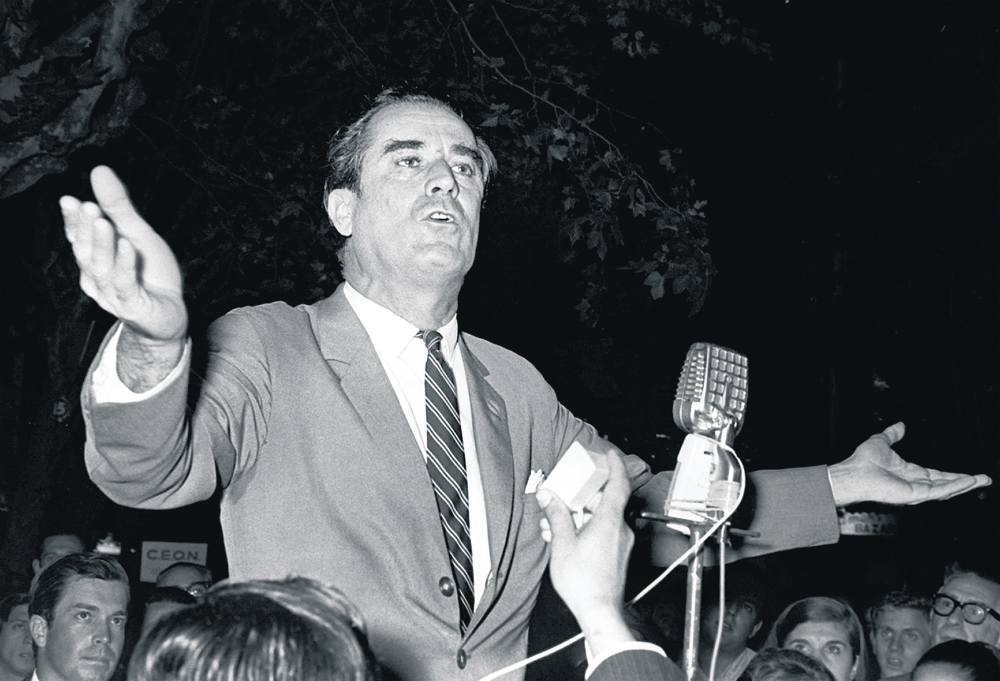 Contienda: Wilson durante un acto de la campaña electoral de 1971 en la que integró una fórmula blanca junto a Carlos Julio Pereyra. Foto: archivo El País