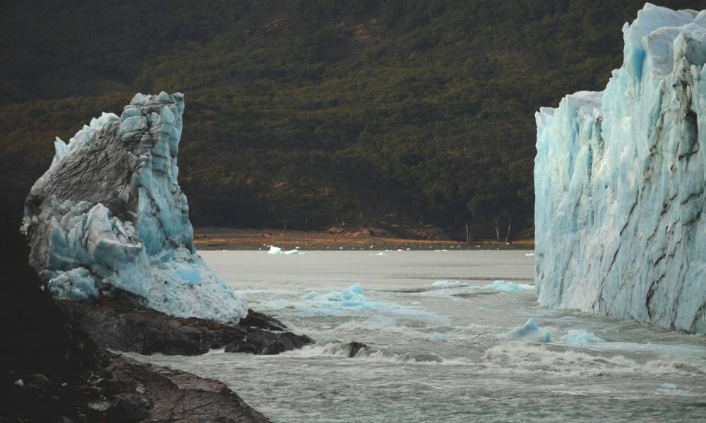 El Glaciar Perito Moreno se derrumbó durante la noche sin público observándolo. Foto: AFP