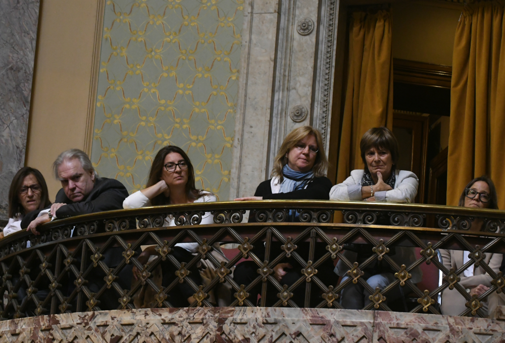 Dos de los hijos de Wilson, Juan Raúl y Silvia, acompañados por una nieta y amistades. Foto: F. Flores