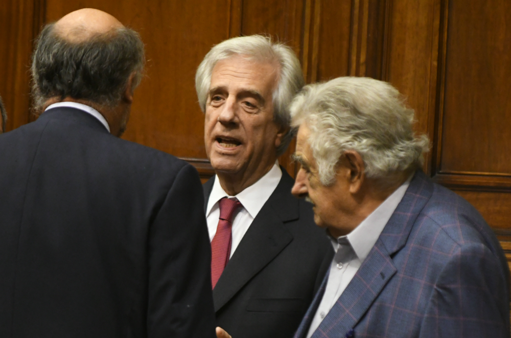 Charla: el presidente Vázquez departe con Mujica y Mieres. Foto: F. Flores