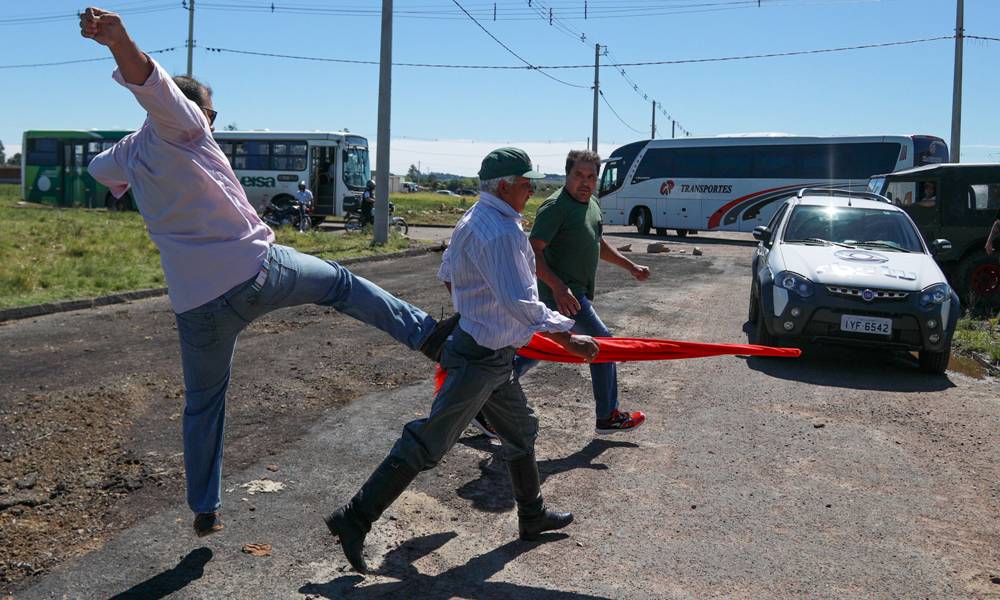 La caravana de Lula Da Silva hacia Livramento fue entre protestas e incidentes. Foto: AFP