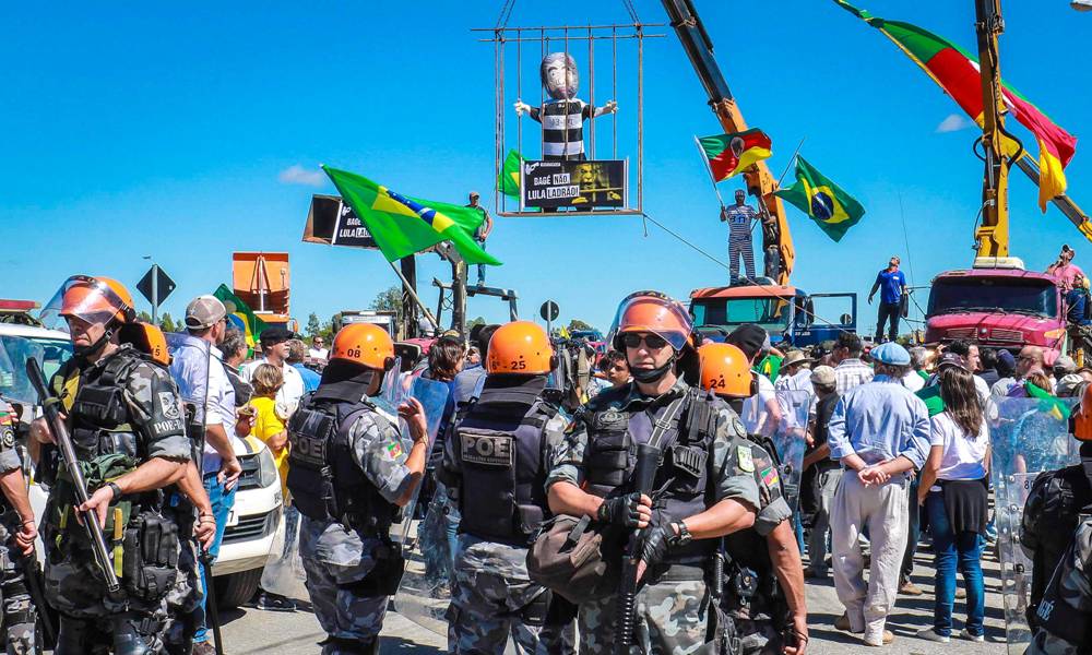 La caravana de Lula Da Silva hacia Livramento fue entre protestas e incidentes. Foto: AFP