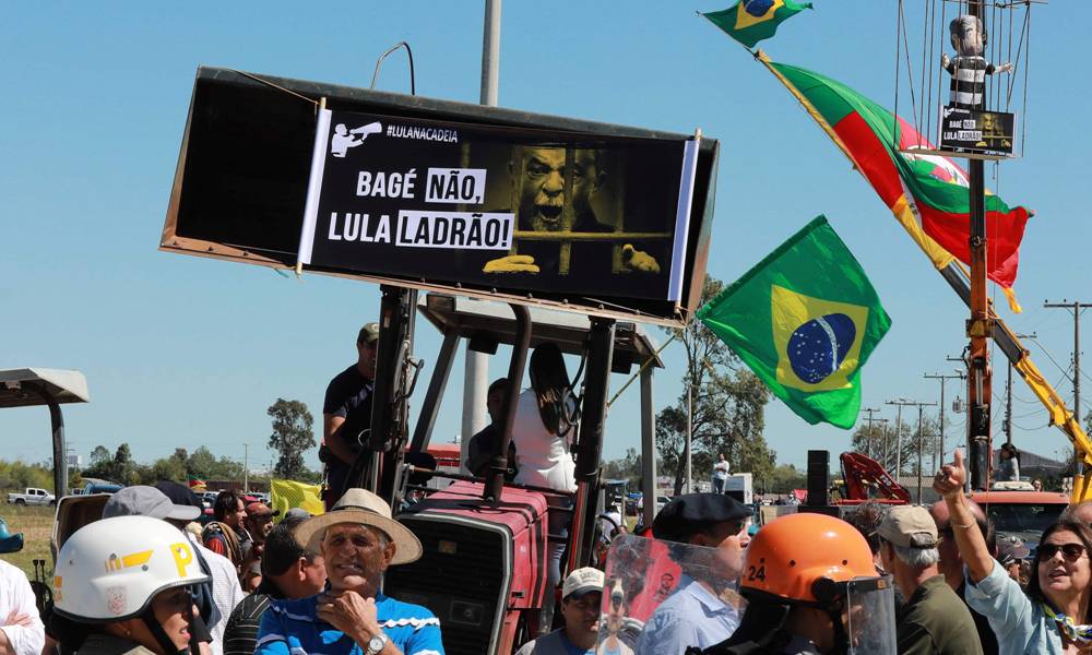 La caravana de Lula Da Silva hacia Livramento fue entre protestas e incidentes. Foto: AFP