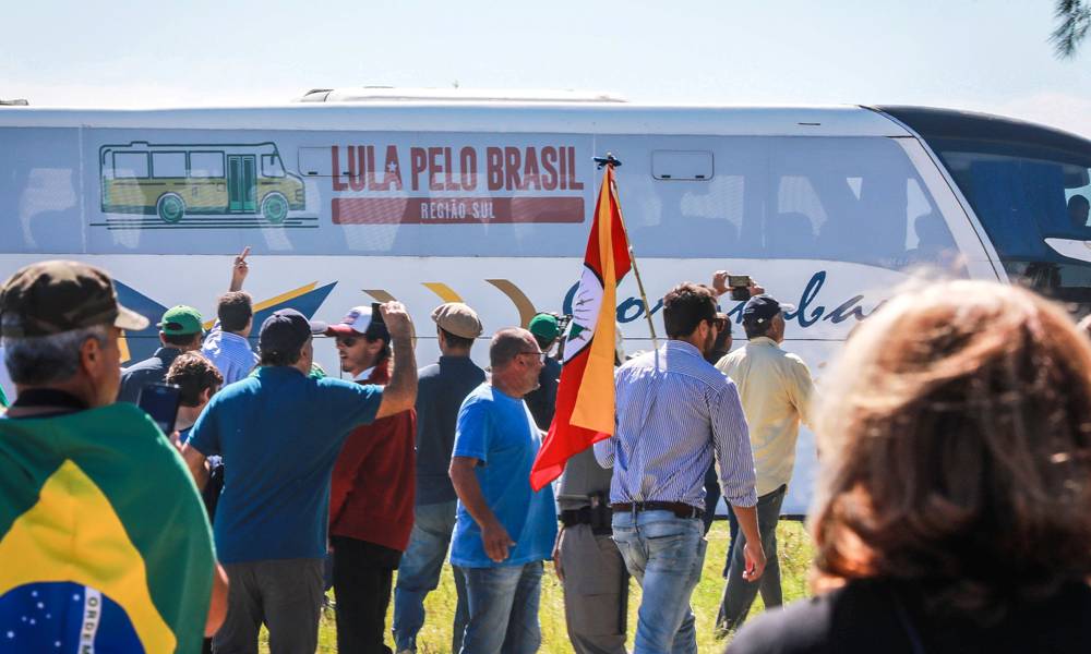 La caravana de Lula Da Silva hacia Livramento fue entre protestas e incidentes. Foto: AFP