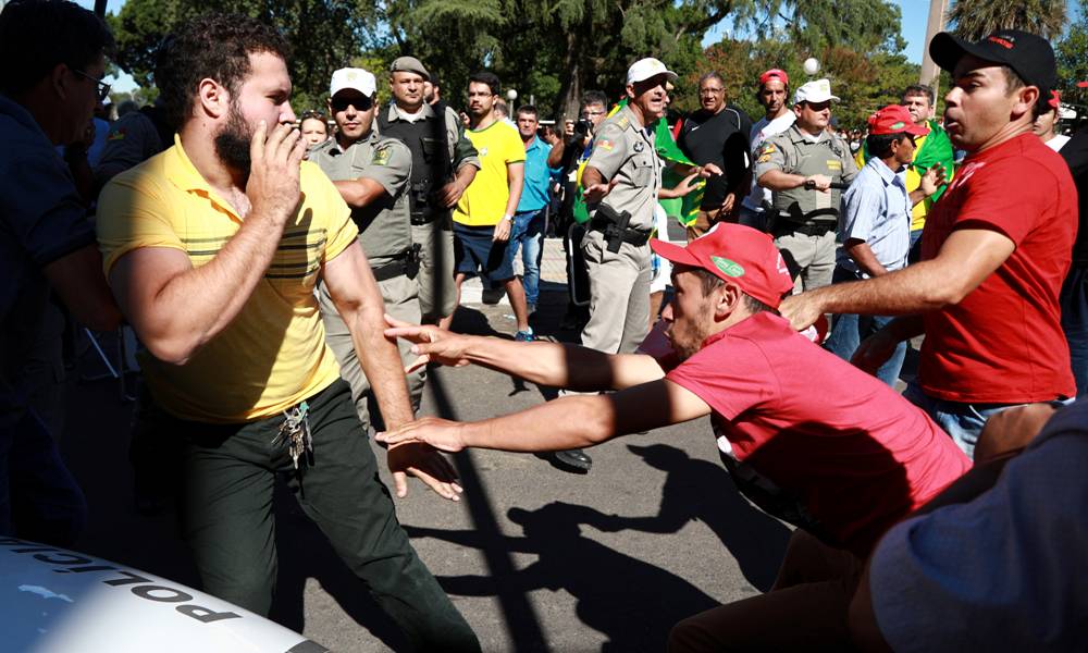 La caravana de Lula Da Silva hacia Livramento fue entre protestas e incidentes. Foto: AFP