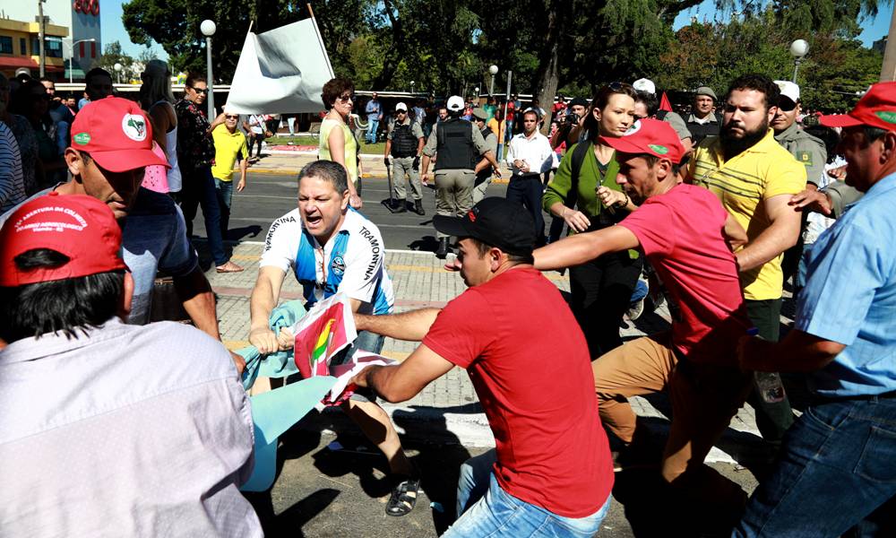 La caravana de Lula Da Silva hacia Livramento fue entre protestas e incidentes. Foto: AFP