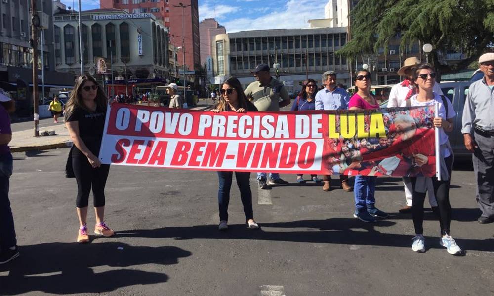 La caravana de Lula Da Silva hacia Livramento fue entre protestas e incidentes. Foto: Néstor Araújo