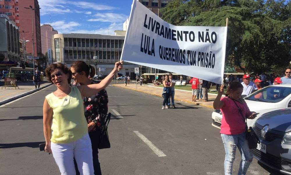 La caravana de Lula Da Silva hacia Livramento fue entre protestas e incidentes. Foto: Néstor Araújo