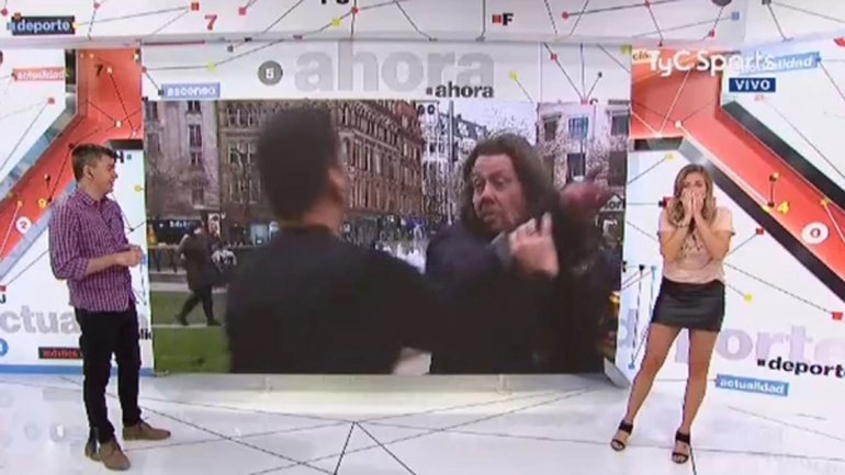 La reacción de sus compañeros en el estudio. Foto: Captura