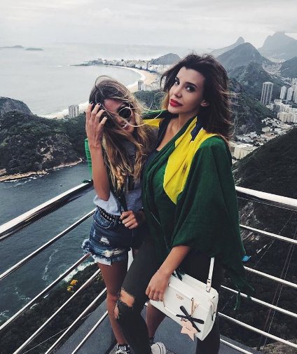 Macarena con su cuñada. Charlotte