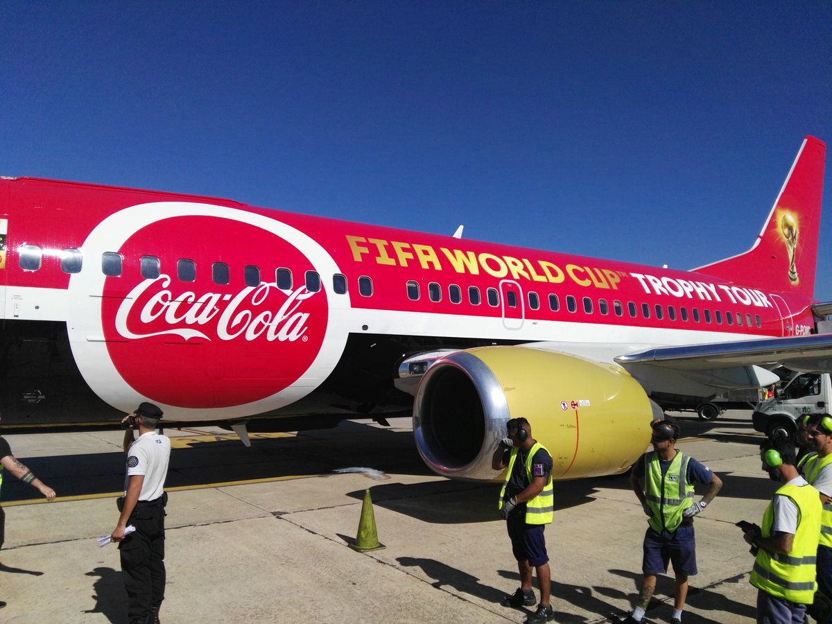 El avión que transporta el trofeo de la Copa del Mundo. Foto: @VergaraFernando